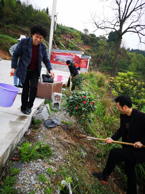 州残联植树栽花走进扶贫村——麻铺村(图3)